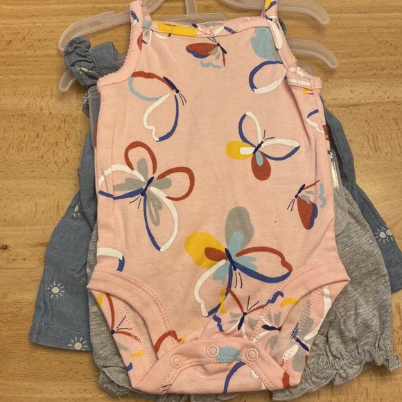 Carters 4 piece girls infant set. Size 3 Months. NWT - Picture 3 of 4